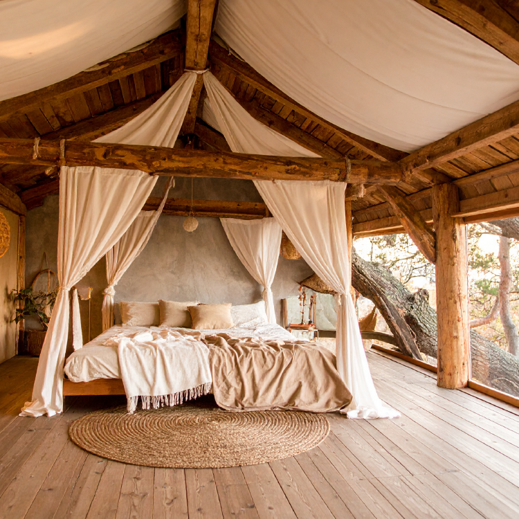 chambre dans les arbres, décoré blanc et beige.